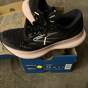 Brooks Glycerine 19, size 7.5, black & pink.